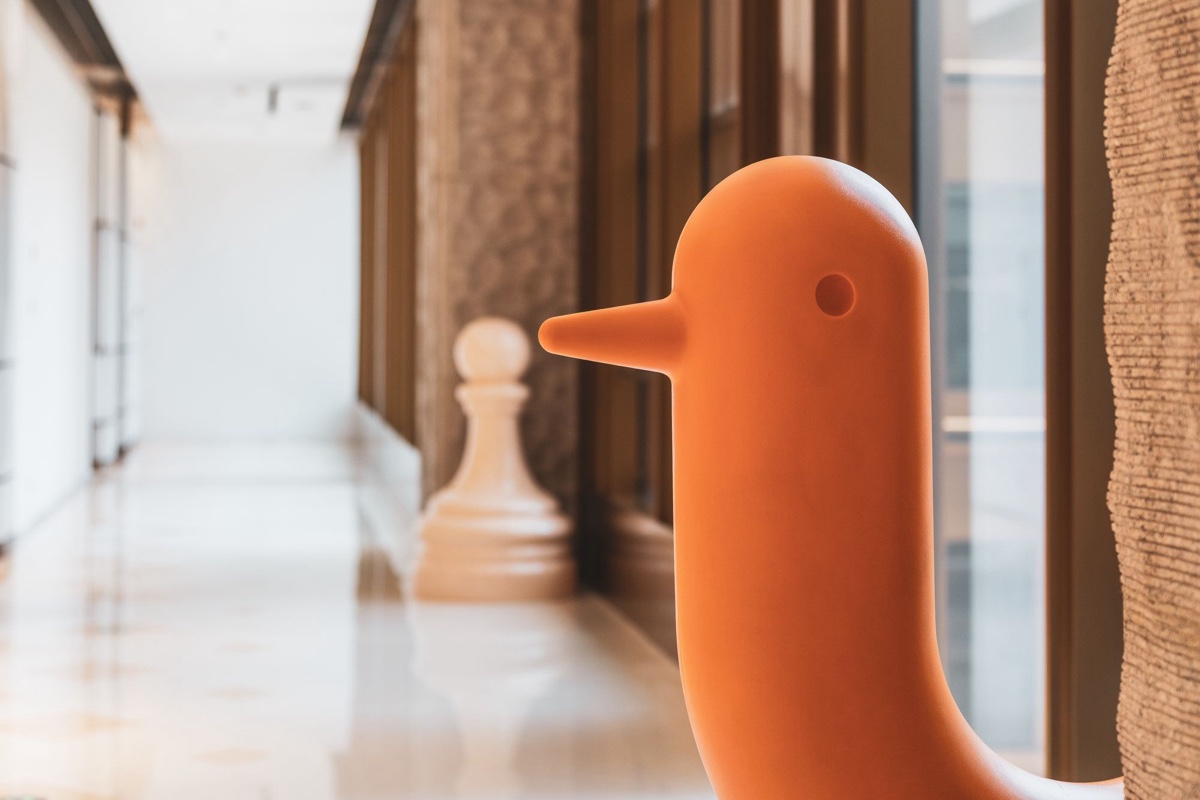 上海室内走廊中的橙色艺术装置